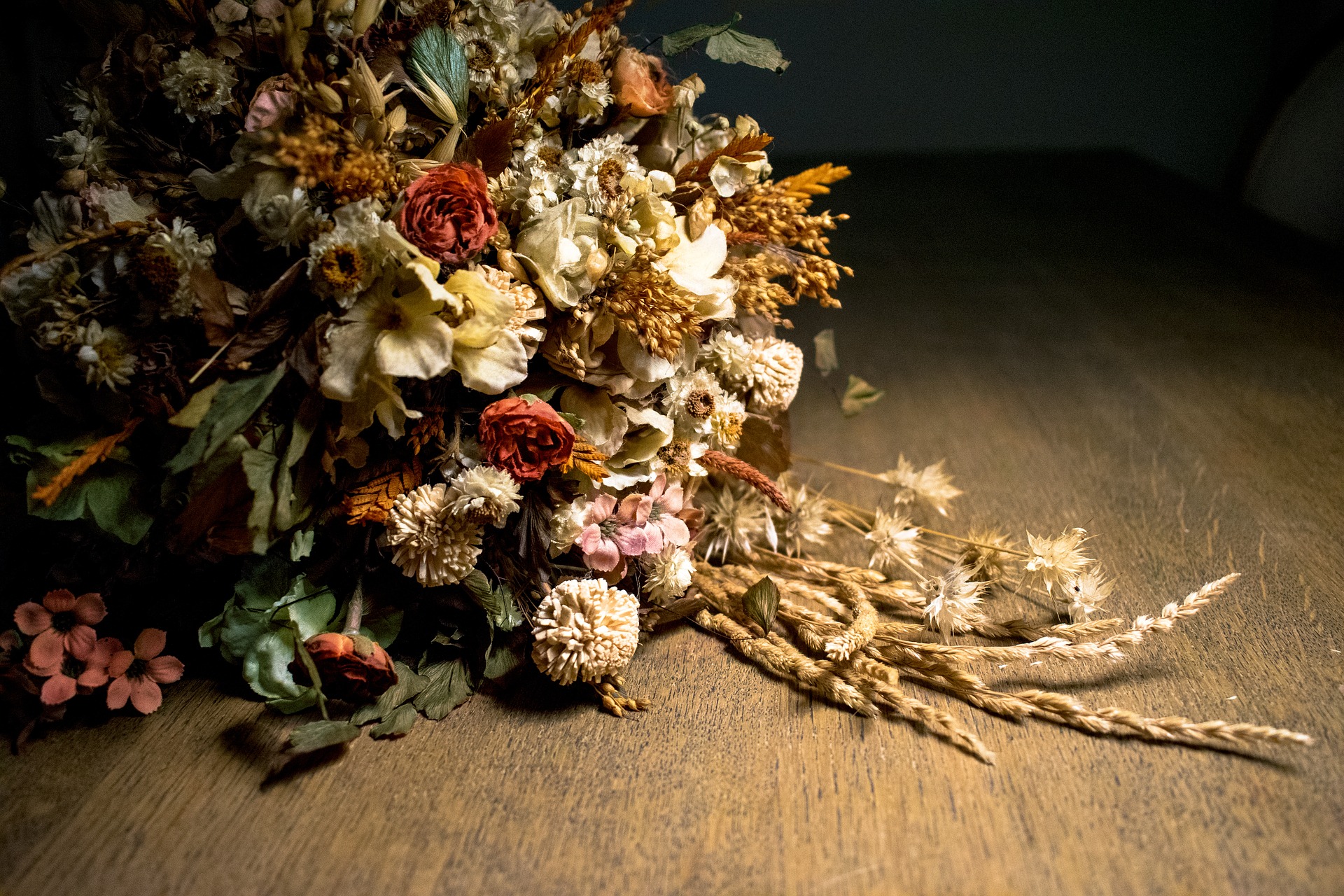 Péče o květiny dried-flowers-1680390_1920 Jak rychle a správně sušit květiny, aby si zachovaly barvu a tvar. Péče o květiny  Zeleninová zahrada Zahrada Stromy Rostliny Pokojové rostliny Květiny 