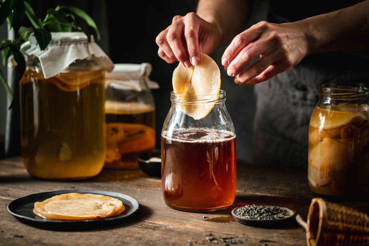 Péče o květiny Health-GettyImages-1396531657-20e78ad0a3934c258a82c18c9923eb6f1 Kombucha: Zázračný nápoj pro zdraví a hubnutí zdraví  Rostliny Pokojové rostliny 